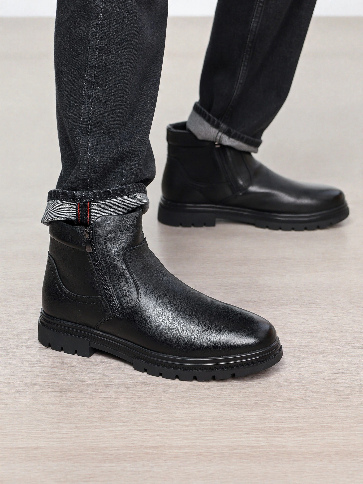 Ботинки черного цвета с двумя боковыми молниями на рельефной подошве